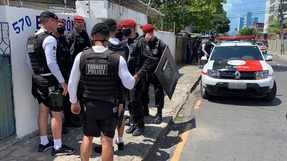 Policiais da Ceatur e Bope atenderam a ocorrência em Manaíra, em João Pessoa — Foto: Walter Paparazzo/G1