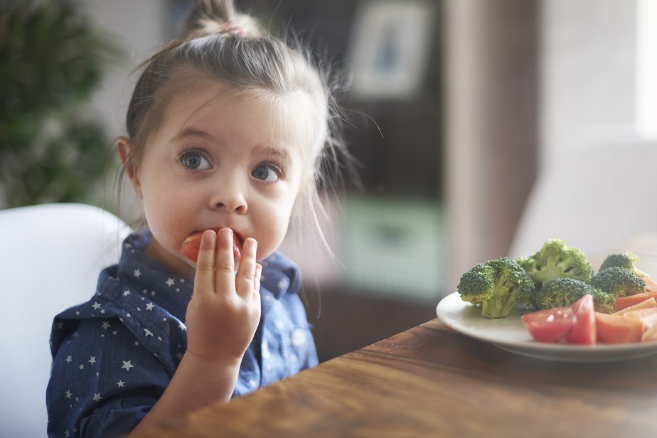 Criança comendo vegetais