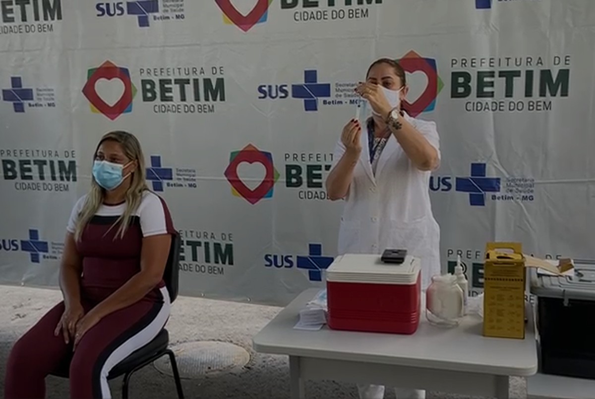 Betim recebe mais de 5 mil doses de CoronaVac e vacina 10 profissionais
