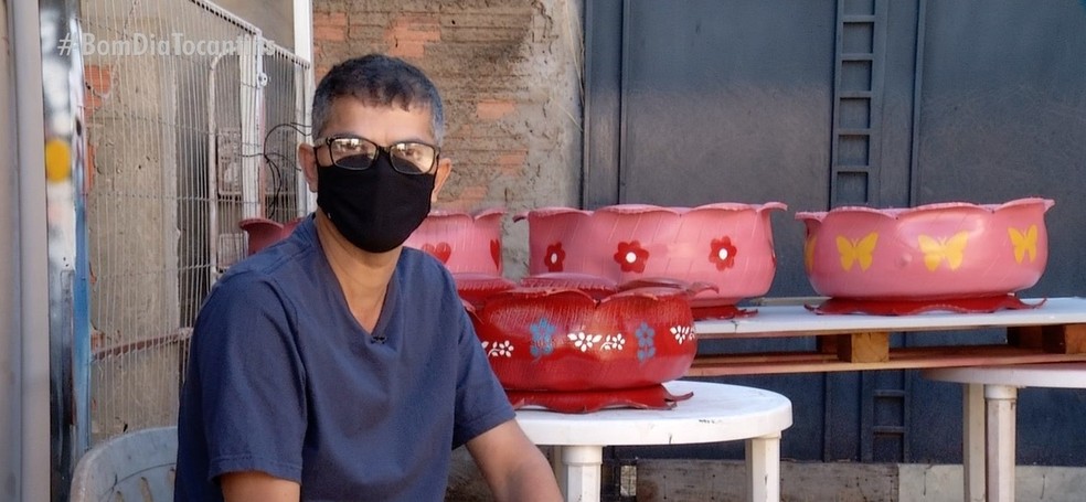 Servidor público e artesão gaha dinheiro transformando pneus vehos em lindos vasos — Foto: Reprodução/TV Anhanguera