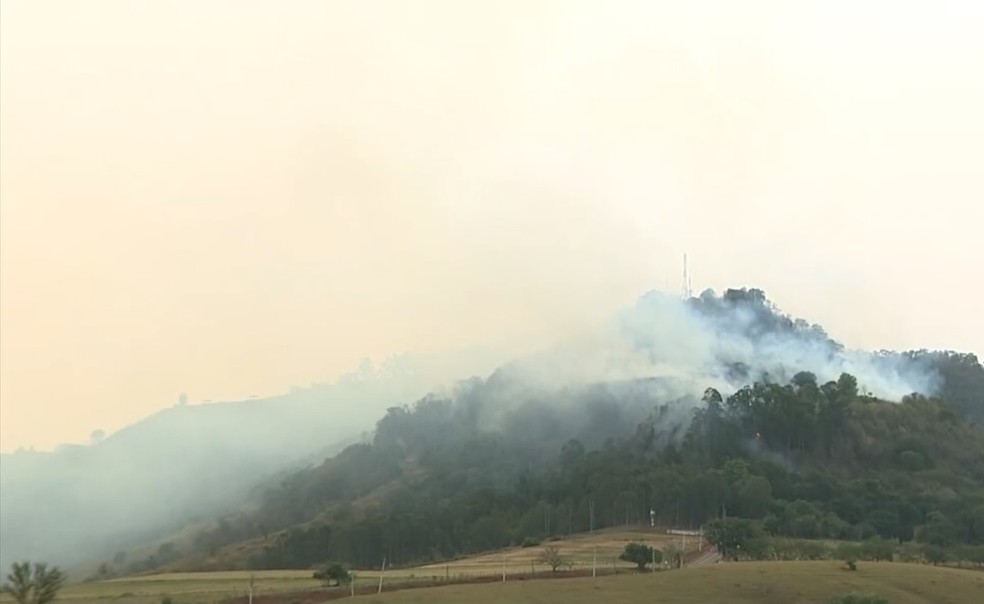 Combate a incêndio na serra de São Pedro começou por volta das 12h desta segunda-feira — Foto: Reprodução/ EPTV