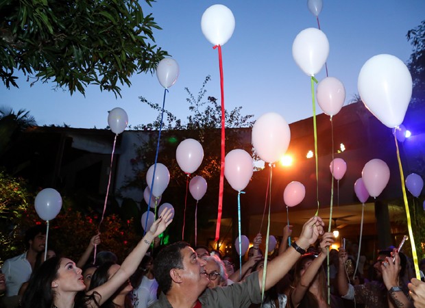 Isabelle Drummond e convidados lançam balões brancos com mensagens positivas (Foto: Roberto Filho/Brazil News)