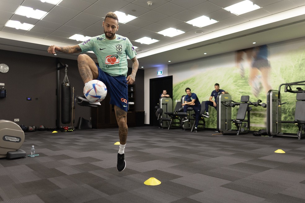 Neymar trabalha com bola no hotel da seleção brasileira — Foto: Lucas Figueiredo / CBF