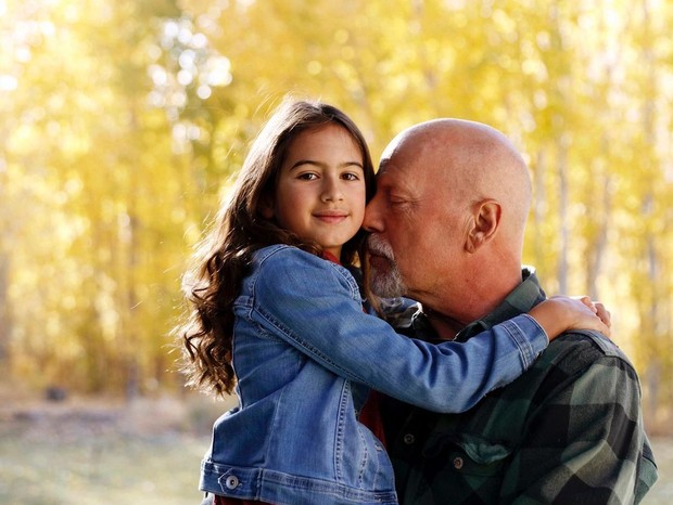 Bruce Willis com a filha, Mabel Ray (Foto: @belathee)