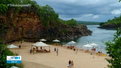 Moradores e visitantes aproveitam virada do ano na praia do Paredão