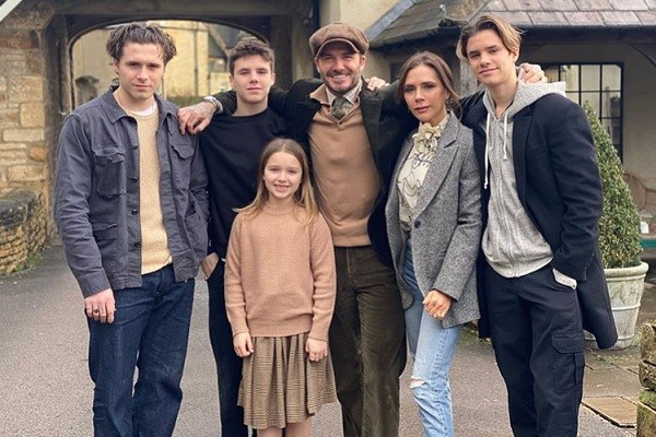 David e Victoria Beckham com seus quatro filhos: Brooklyn, Romeo, Cruz e Harper (Foto: Instagram)