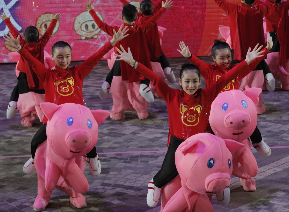 Crianças dançam em apresentação para comemorar o Ano Novo Chinês em Hong Kong — Foto: Vincent Yu/AP Photo