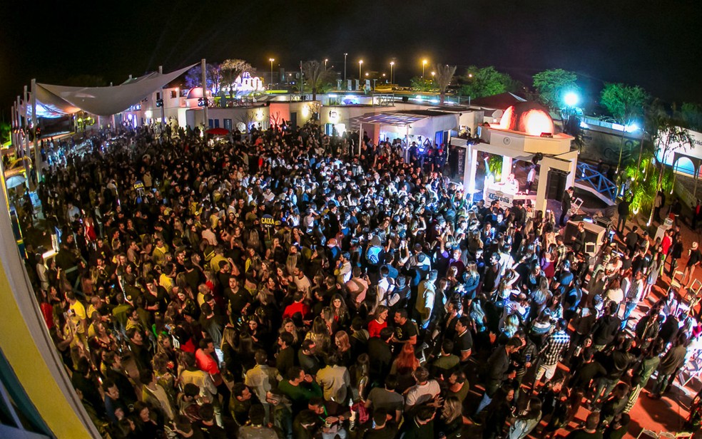 Festa no evento "Na praia", na orla do Lago Paranoá, em Brasília — Foto: Bruno Soares/Na praia/Divulgação