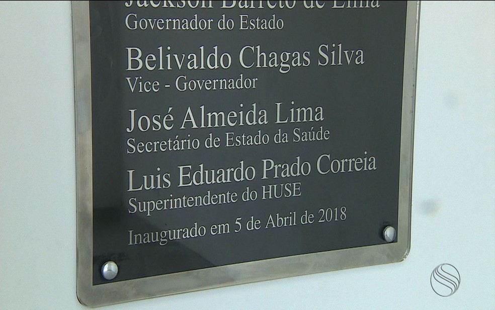 Placa confirma a inauguração do Centro de Nefrologia na última quinta-feira (5) (Foto: Reprodução TV Sergipe)