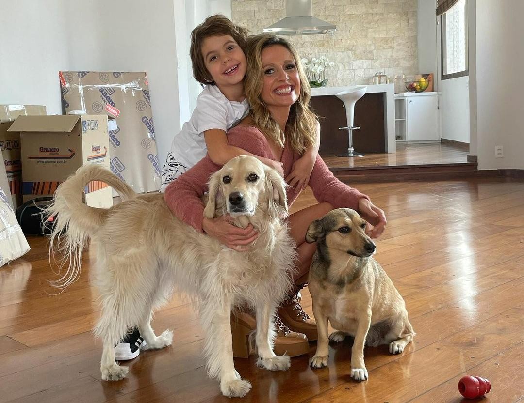  Luisa Mell com o filho e os cachorros na nova casa (Foto: Reprodução)