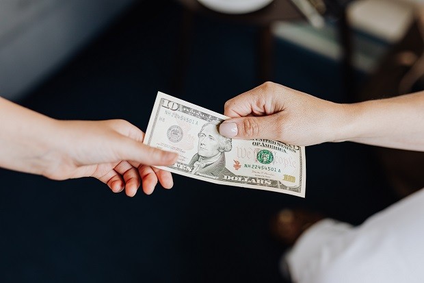 Gorjeta; dólar; dinheiro (Foto: Karolina Grabowska / Pexels)