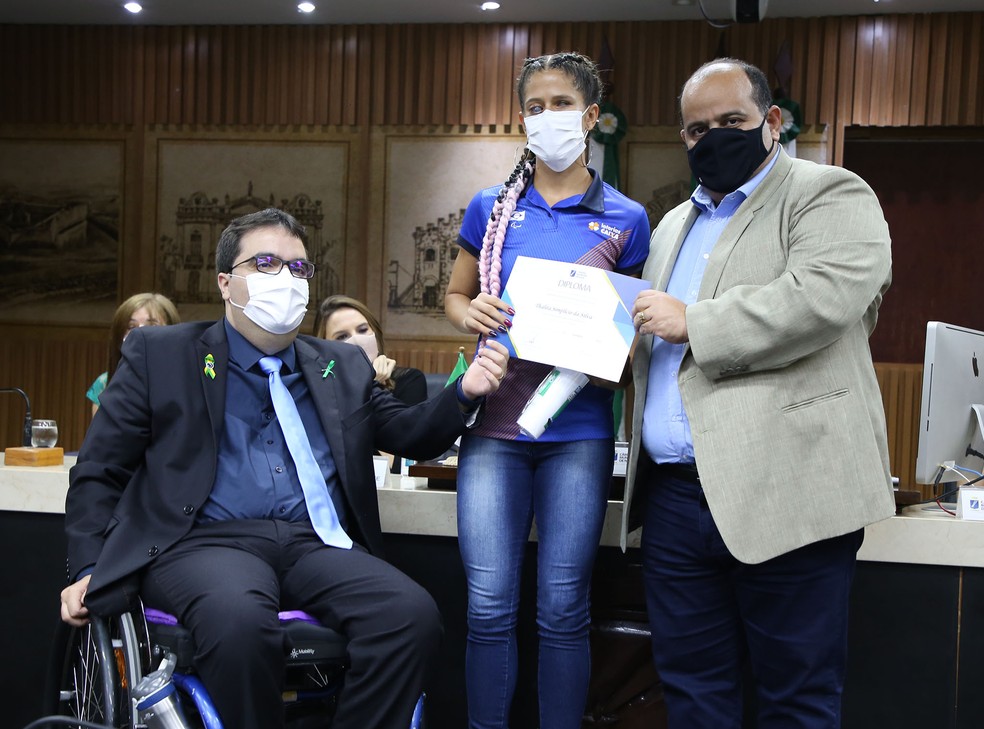 Thalita Simplício recebe homenagem na Câmara Municipal de Natal — Foto: Verônica Macedo