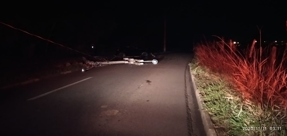 Batida entre carro e poste foi na madrugada desta quarta-feira (11) — Foto: Polícia Militar