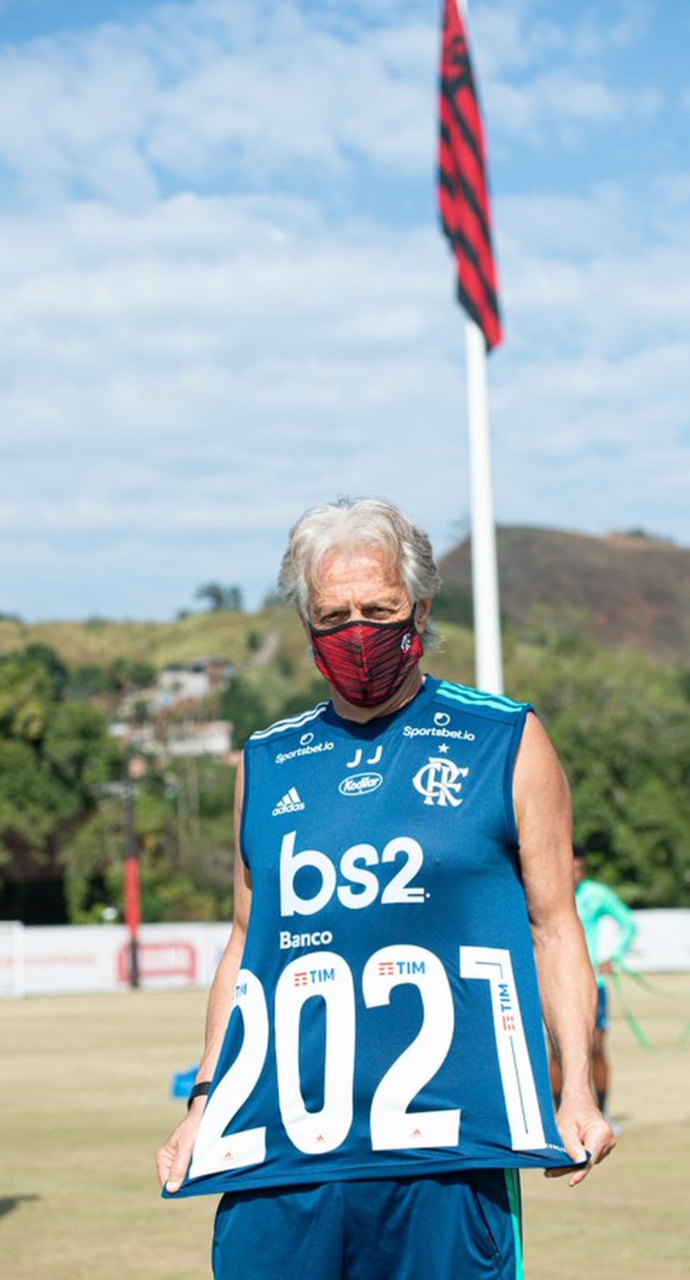 Jorge Jesus com a camisa 2021 na ocasião de sua renovação de contrato — Foto: Alexandre Vidal / Flamengo