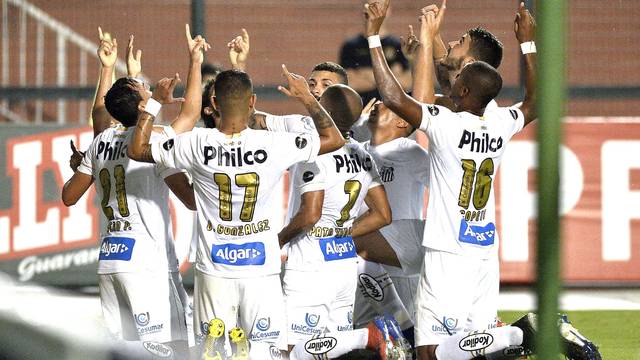 Jogadores do Santos comemoram o primeiro gol