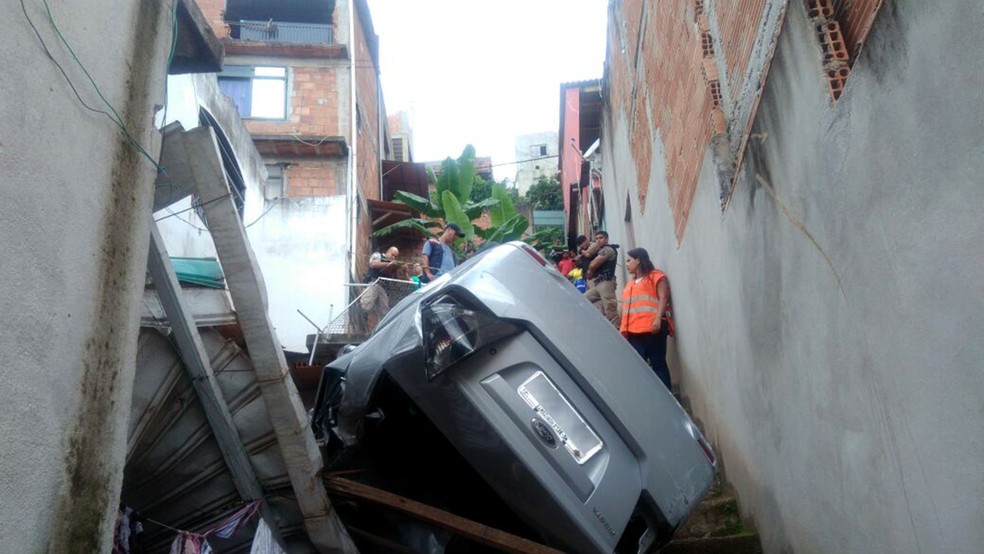 Buraco na parede ao fundo, no último andar foi feito por carro, que despencou. Duas pessoas ficaram feridas.  (Foto: Divulgação/ Defesa Civil)