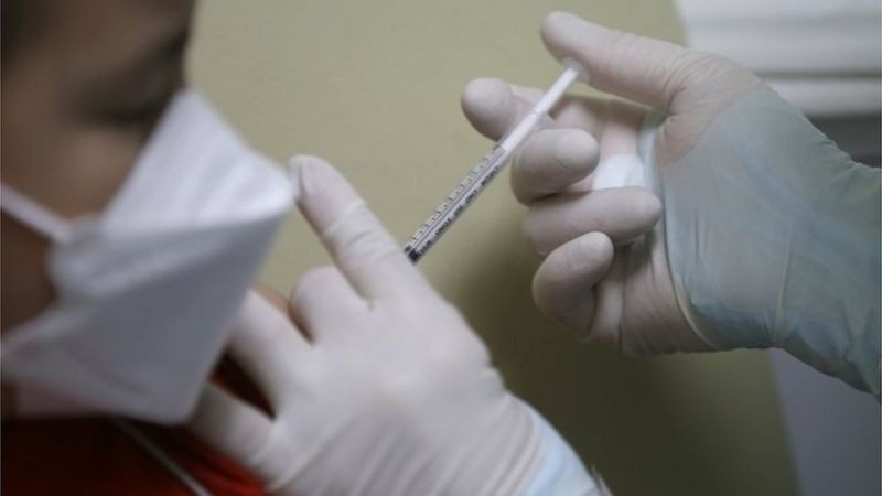 Imunidade da vacina é mais duradoura do que a da infecção (Foto: EPA via BBC News)