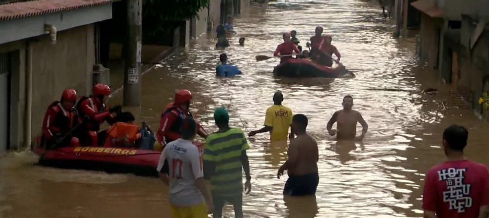 Rio Fundão transbordou e alagou cidade no Espírito Santo — Foto: Reprodução TV Gazeta