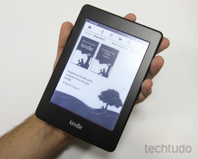 Kindle Paperwhite traz iluminação de fundo (Foto: Isadora Díaz/TechTudo)