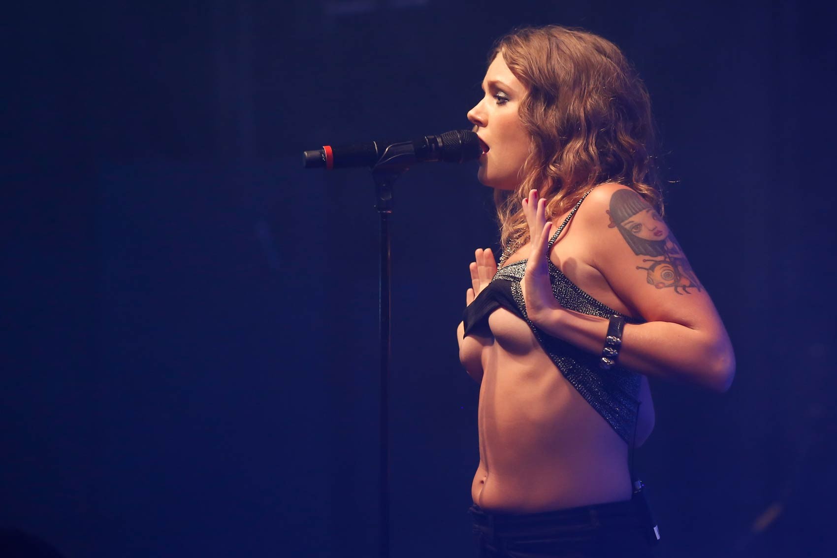 No Lolla, Tove Lo explica por que faz topless em shows: 'Odeio não fazer algo por ser mulher'