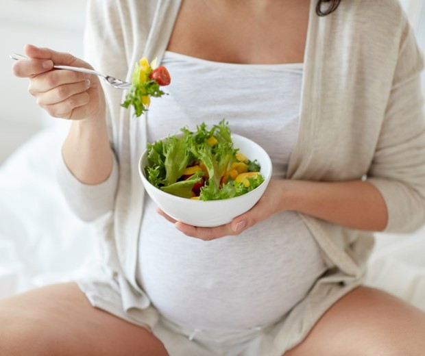 Mulher grávida comendo salada (Foto: Getty Images)