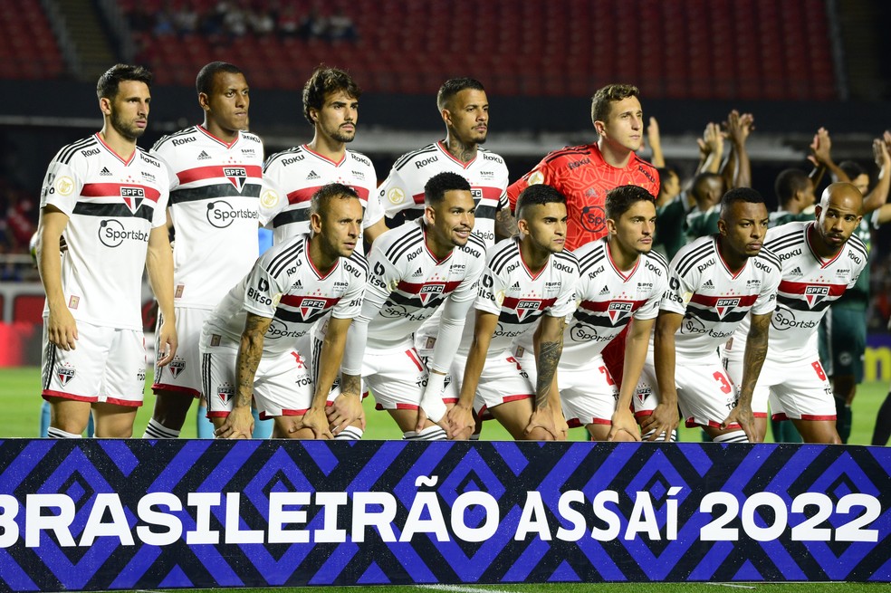 Time do São Paulo antes de jogo contra o Goiás — Foto: Marcos Ribolli