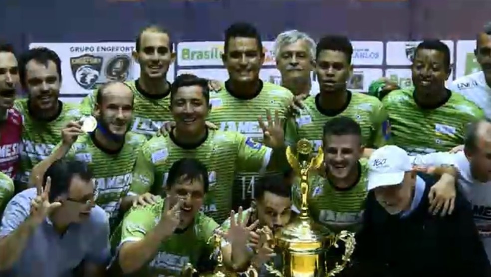 Equipe de São João comemora sétima conquista da Taça EPTV (Foto: Reprodução/EPTV)