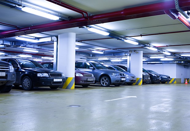 Carros estacionados em garagem ; veículos ; locação de automóveis ;  (Foto: Thinkstock)