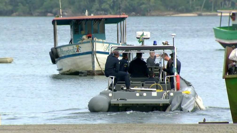 Bombeiros e a Marinha buscam por sobreviventes do naufrágio de dois barcos em Itaguaí (Foto: Reprodução/ TV Globo)