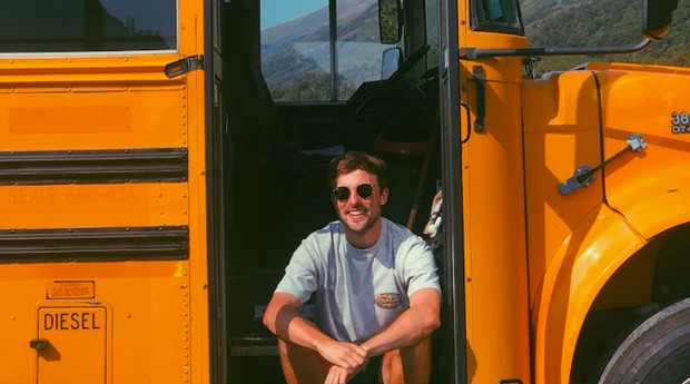 Ele largou o emprego para transformar ônibus escolar no primeiro hostel sobre rodas da Escócia (Foto: Reprodução Instagram)