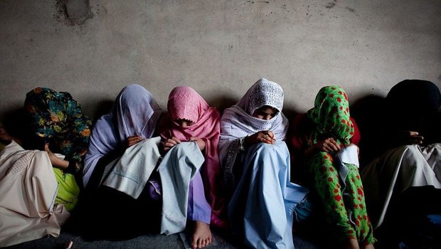 O Talebã proibiu mulheres com mais de 10 anos de ir à escola e exigiu que cobrissem todo o corpo (Foto: Getty Images via BBC)