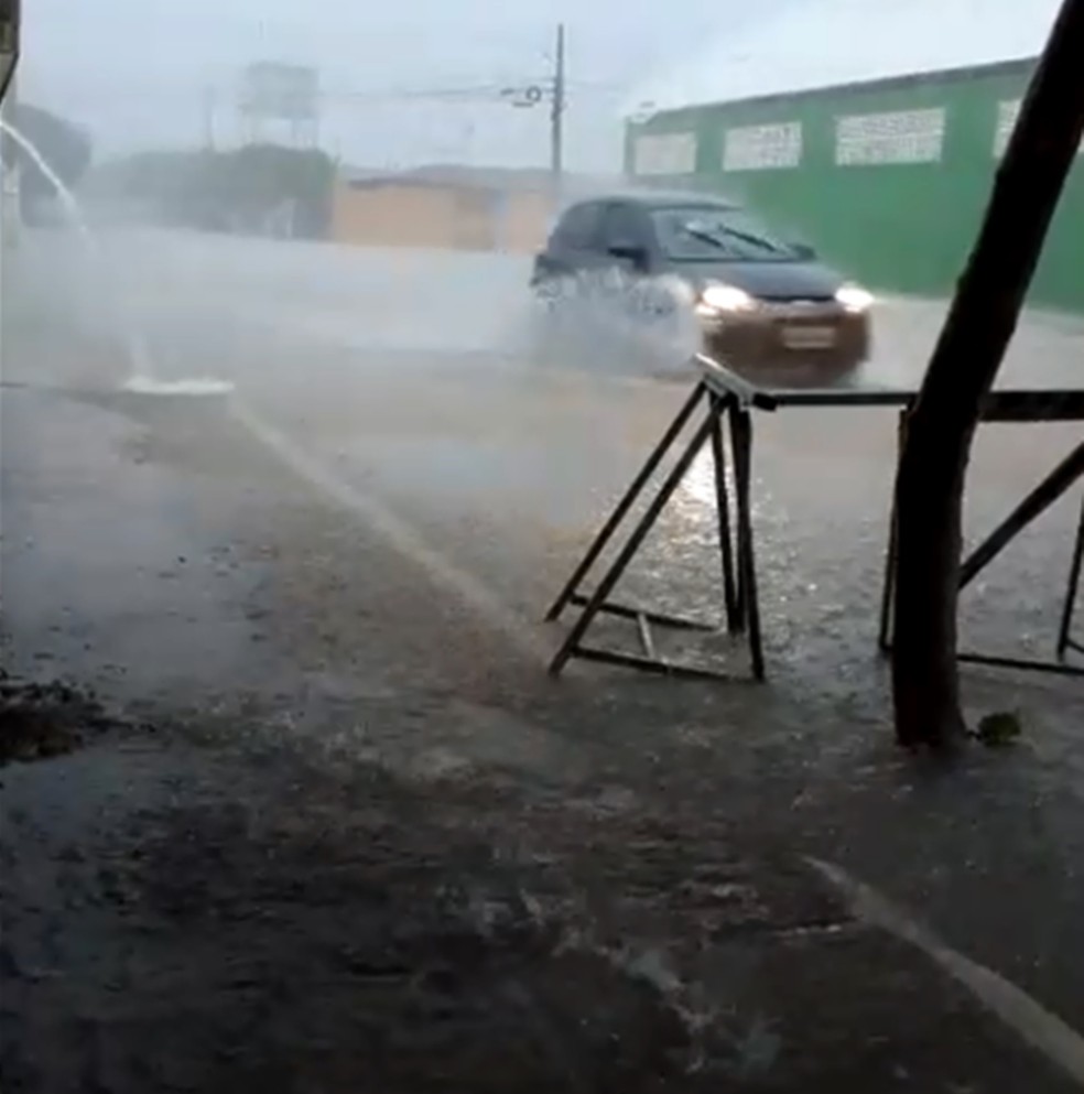Chuva alagou ruas em Jaçanã, no Agreste potiguar  — Foto: Joanece Costa 