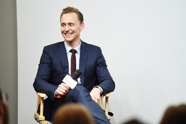 Tom Hiddleston: costume marinho com gravata fininha (Foto: Getty Images)