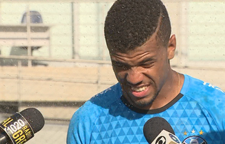 Irrigação do CT surpreende lateral do Grêmio e finaliza entrevista