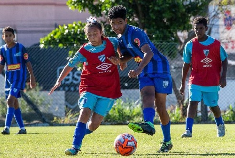 Corinthians contrata primeira menina do futebol brasileiro que treinava com garotos nas categorias de base de um time profissional