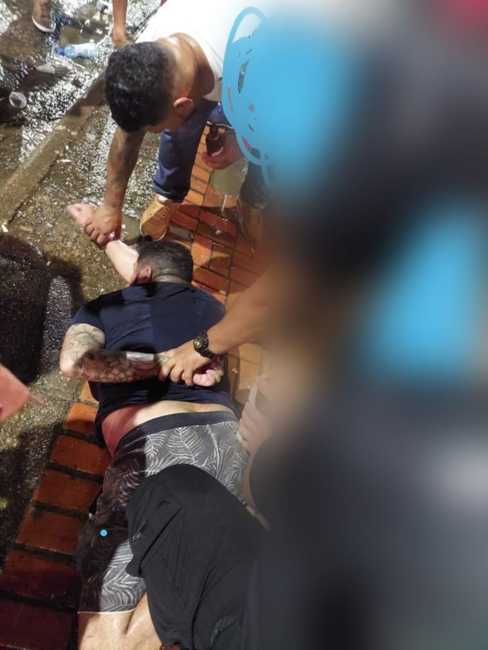 Homem foi imobilizado até a chegada da PM — Foto: Arquivo pessoal