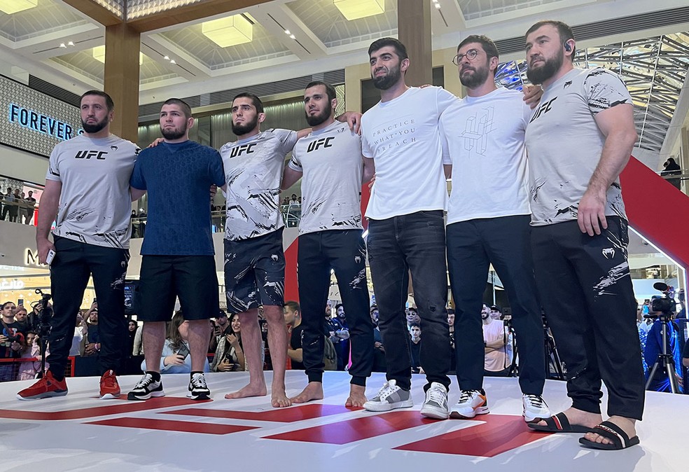 Khabib Nurmagomedov e Islam Makhachev são amigos há mais de 20 anos e treinam juntos desde então — Foto: Gleidson Venga