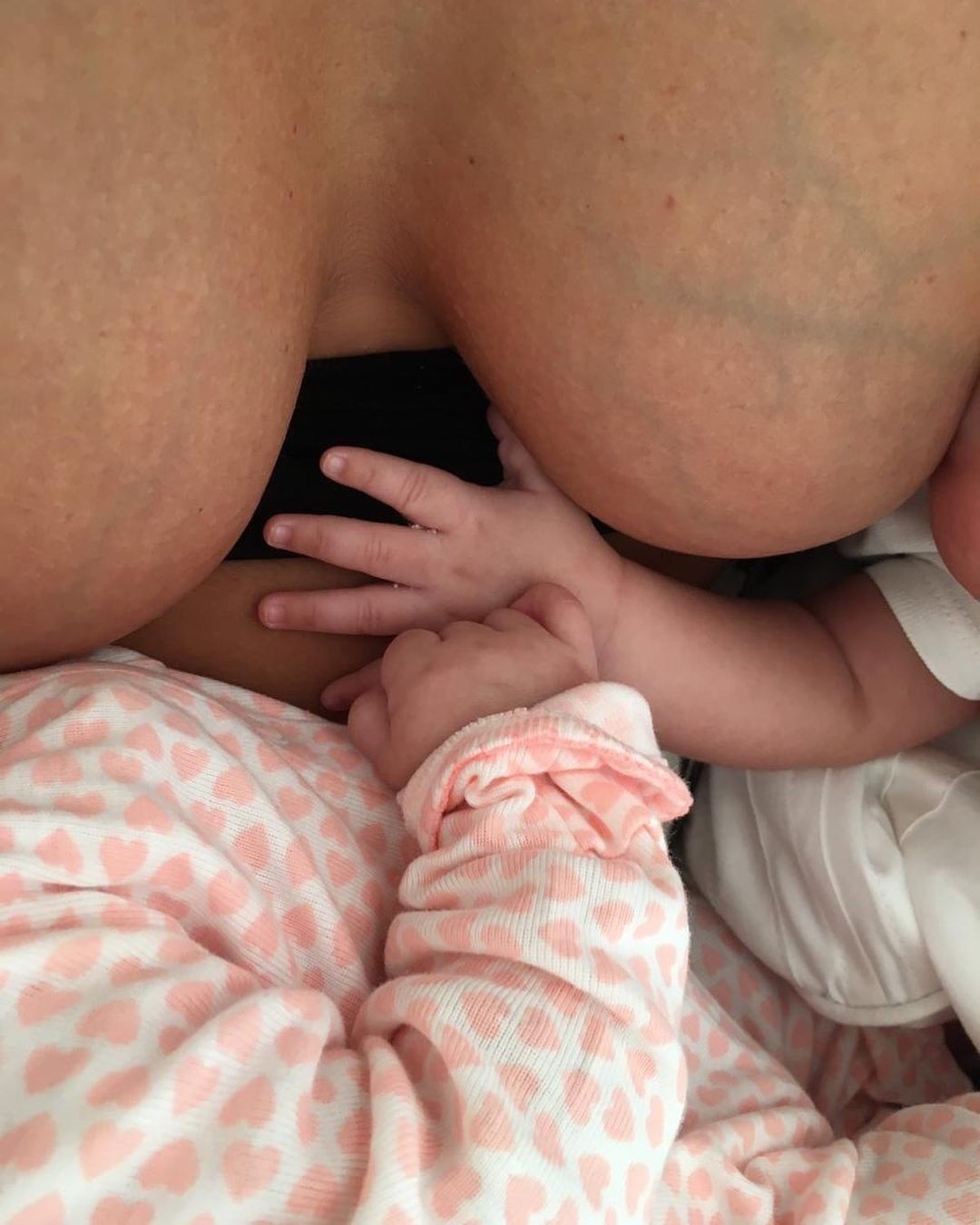 Marcella Fogaça compartilha clique amamentado as gêmeas e revela cansaço  (Foto: Reprodução/Instagram)