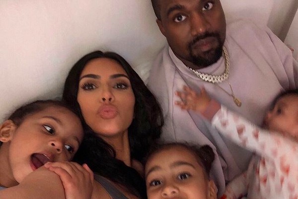 A socialite Kim Kardashian com o marido, o rapper Kanye West, e três dos quatro filhos deles (Foto: Instagram)