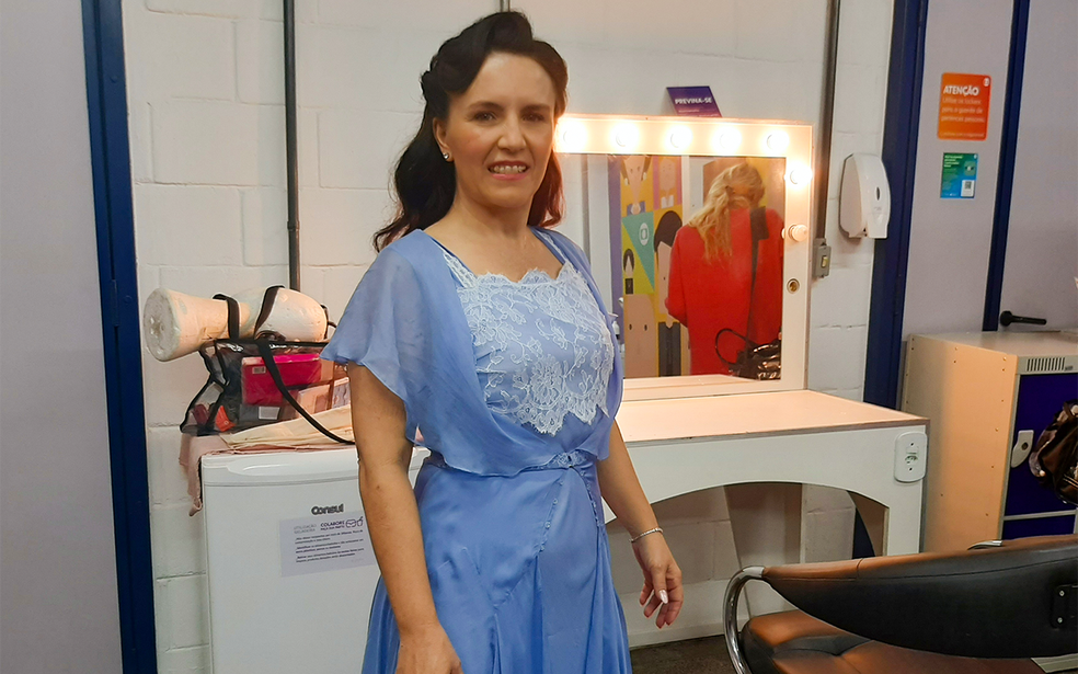 Mãe de Larissa Manoela, Silvana usou mesmo figurino da filha em 'Além da Ilusão' — Foto: Renata Domingues