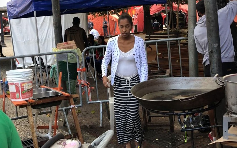 Cozinha improvisada em acampamento no Largo do Paissandu (Foto: Kleber Tomaz/G1)