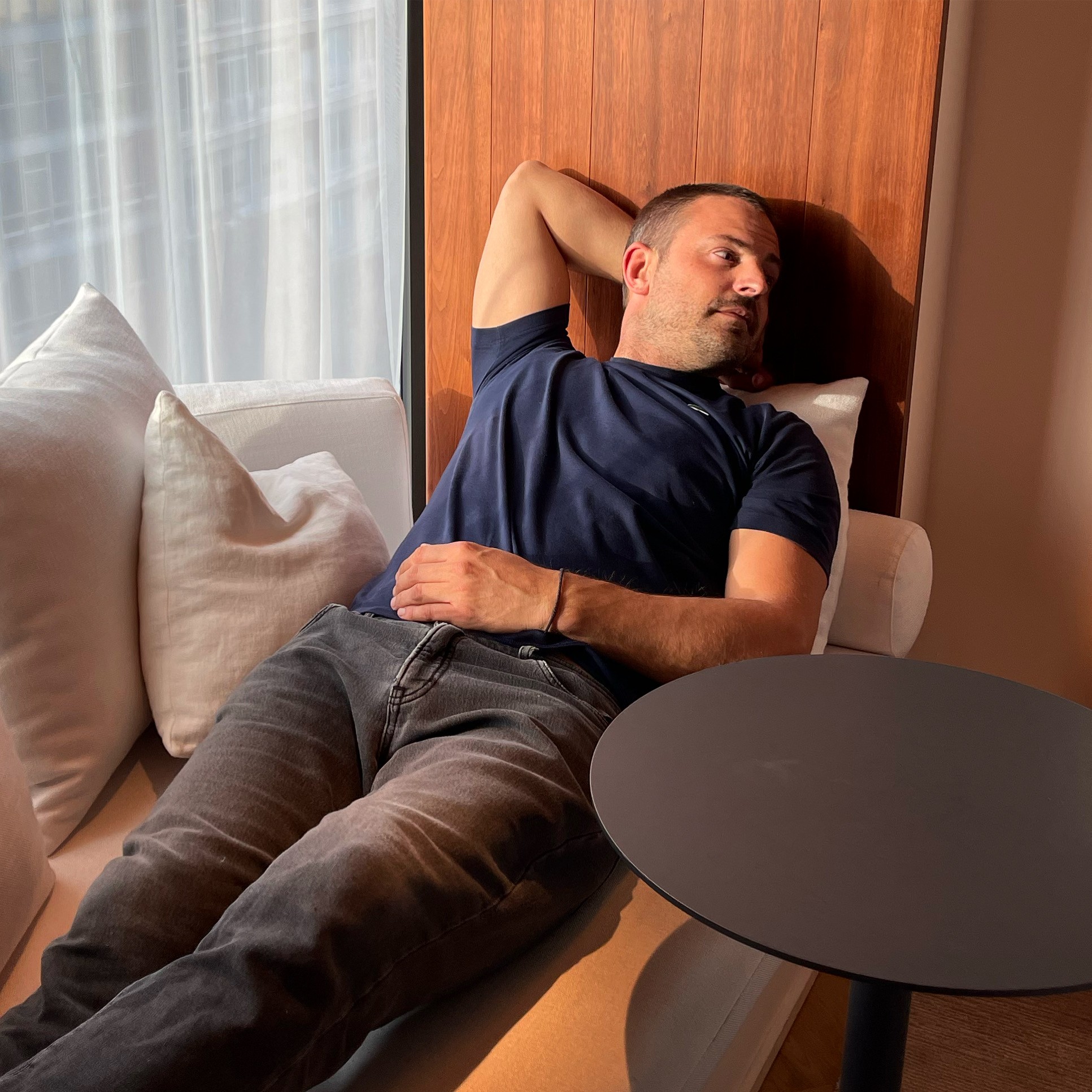 Charles Pirou relaxa no The Barcelona Edition, hotel de luxo da cidade catalã (Foto: Acervo Charles Piriou)