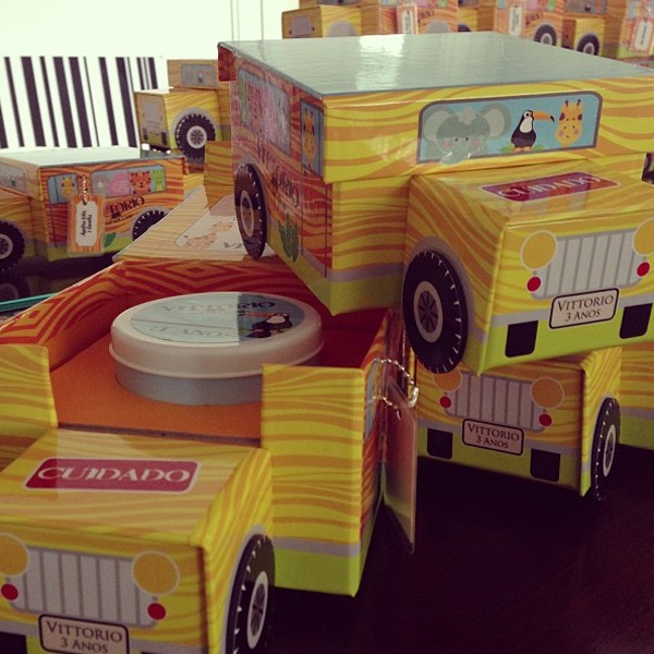 Os convites em formato de caminhões para a festa de 3 anos de Vittorio, filho da apresentadora Adriane Galisteu com o estilista Alexamdre Iódice (Foto: Reprodução / Instagram)