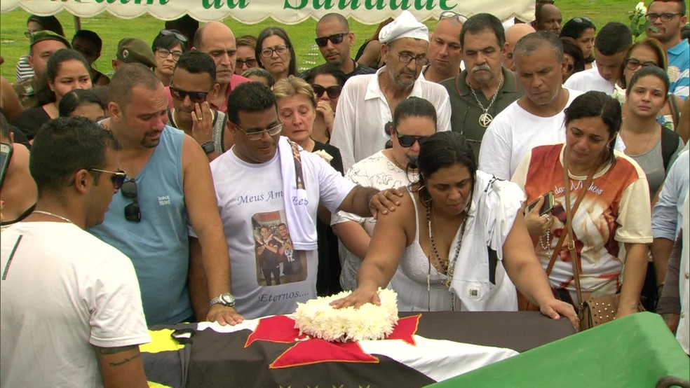 Amigos e familiares se despedem de um dos jovens que morreram em acidente — Foto: Reprodução/TV Globo
