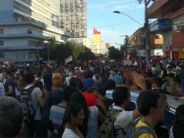 Manifestantes se concentraram na Avenida Eduardo Ribeiro, no Centro de Manaus (Foto: Marcos Dantas/G1 AM)