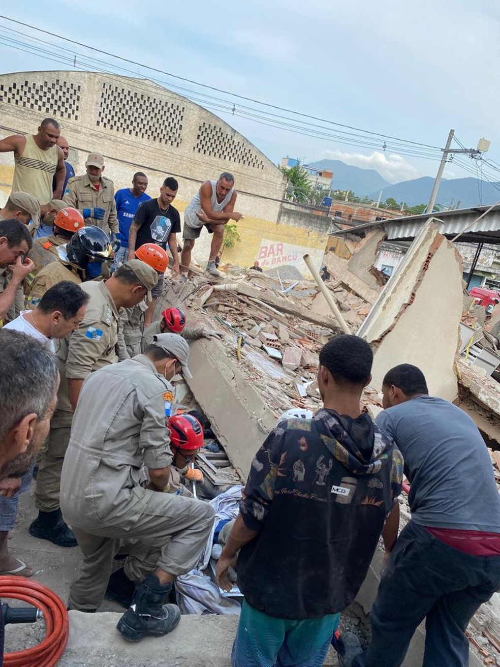 Bombeiros nos escombros de prédio em Nilópolis — Foto: Gabriel Barreira/TV Globo
