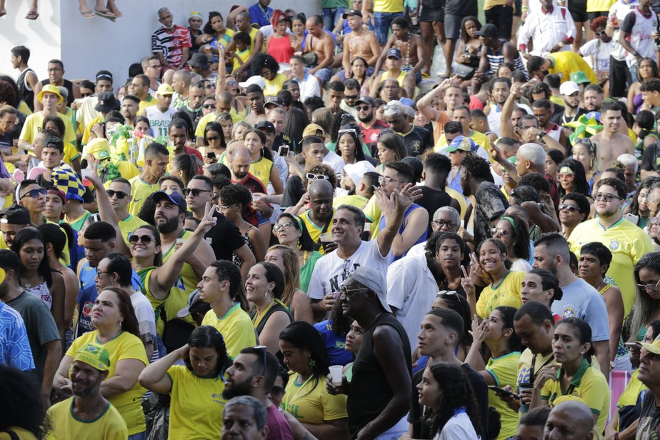 Público acompanha o jogo de Brasil x Camarões no Parque de Madureira