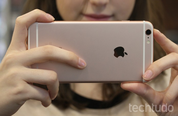 Tirando foto com iPhone 6S Plus rosa (Foto: Lucas Mendes/TechTudo)