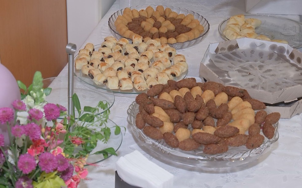 A festa na clínica de Bauru contou com doces, frutas e salgadinhos para alimentar os convidados — Foto: Reprodução/TV TEM
