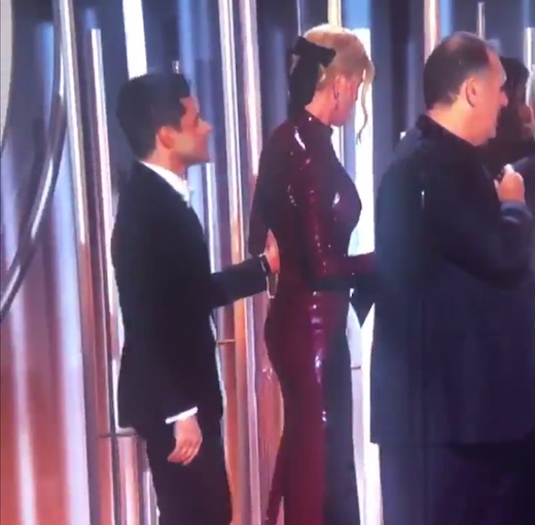 O ator Rami Malek sendo ignorado pela atriz Nicole Kidman no palco do Globo de Ouro 2019 (Foto: Reprodução)